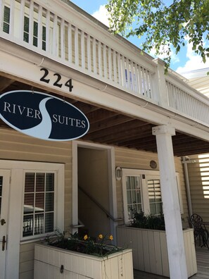 Exterior detail - Condo on the River-Million Dollar View! (Wilmington)