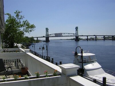 Luxury Condo on the River-Million Dollar View!