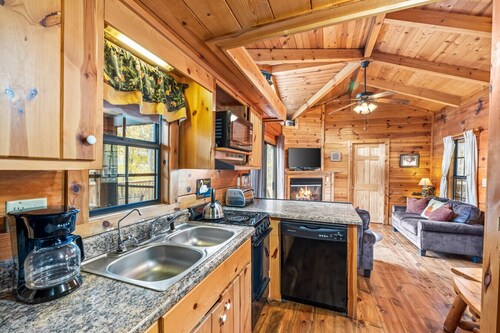 Sleepy Creek - hot tub, pets, grill, fire pit, wifi, screen porch, creekside