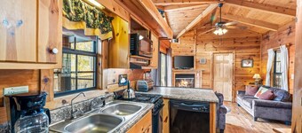 Sleepy Creek - hot tub, pets, grill, fire pit, wifi, screen porch, creekside