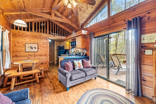 Sleepy Creek - hot tub, pets, grill, fire pit, wifi, screen porch, creekside