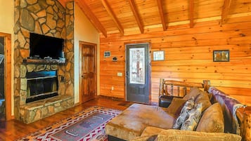 Smart TV, chimenea, reproductor de DVD y futbolito