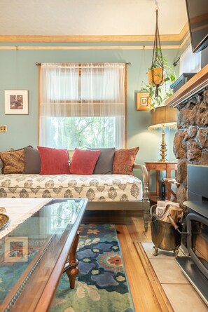 2 bedrooms, desk, iron/ironing board, free WiFi - Elegant, clean, and comfortable ~ Historic DT Bungalow ~ Close to CC (Colorado Springs)