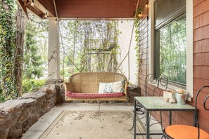 Property grounds - Elegant, clean, and comfortable ~ Historic DT Bungalow ~ Close to CC (Colorado Springs)