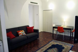 Televisie, een dvd-speler en boeken