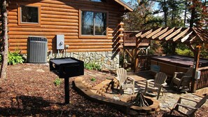 Outdoor dining - Tatonka Lodge: 2 master suites on a bison ranch (Clyde)