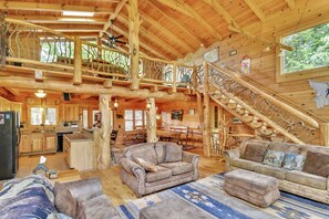 TV, fireplace, DVD player, foosball - Tatonka Lodge, 2 master suites on a buffalo ranch! (Clyde)