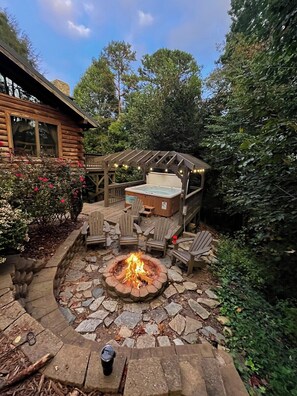 Outdoor spa tub - Tatonka Lodge: 2 master suites on a bison ranch (Clyde)