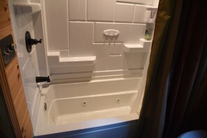 Douche, baignoire à remous, serviettes fournies, papier de toilette
