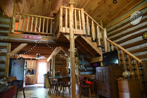 Cozy hand-built cabin in the heart of wine country, near mountains and Mayberry