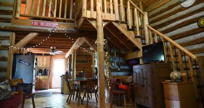 Cozy hand-built cabin in the heart of wine country, near mountains and Mayberry