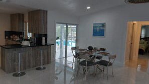 Dining - LAST MINUTE DEAL $180 CAPE CORAL, PETS OK (Cape Coral)