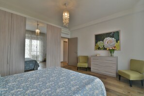 3 bedrooms, desk, iron/ironing board, travel crib