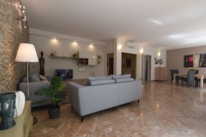 TV - Spacious Elegant Family-sized apartment - 3 bedrooms 2 bathrooms, Padova center (Padova)