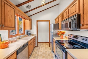 Køleskab, mikrobølgeovn, ovn, kogeplade