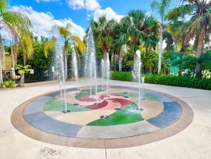 Property grounds - Oakwater Resort, Two Miles to Disney, Lake View, Relax in our Hot Tub and Pool! (Kissimmee)