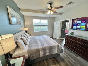 3 bedrooms, iron/ironing board, travel crib, free WiFi - Oakwater Resort, Two Miles to Disney, Lake View, Relax in our Hot Tub and Pool! (Kissimmee)