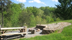 Outdoor dining - Bison Overlook Lodge: on a 65-acre bison ranch (Clyde)