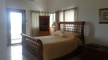 6 bedrooms, iron/ironing board, free WiFi, bed sheets