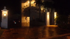 Una entrada protegida con ornamentación de hierro y una pequeña estructura similar a una torre.