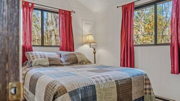 2 bedrooms, desk, free WiFi, bed sheets