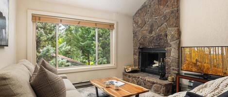 Flatskjerm-TV, peis og bordtennis