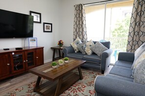 TV connectée, lecteur de DVD, baby-foot, table de tennis de table