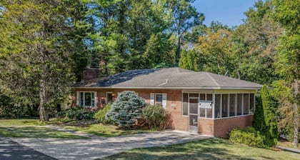Castle View - Perfect for families, game room, pet-friendly, DT Berkeley Springs