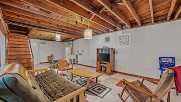 Télévision, cheminée, lecteur de DVD, baby-foot