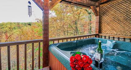 Mountain View, Pet Friendly 2BR2BA, Sleeps 6, Btwn. G. Burg&P.Forge, Hot Tub