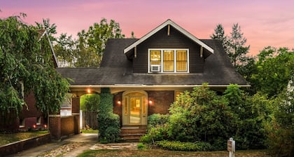 Pets, hot tub, screen porch, wifi, fenced yard, king bed, town