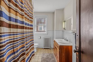 Combined shower/bathtub, towels, shampoo