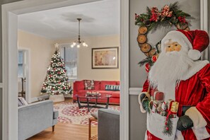 Interior - Pets, hot tub, screen porch, wifi, fenced yard, king bed, town (Berkeley Springs)