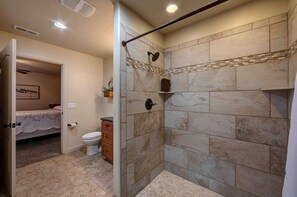 Combined shower/bathtub, hair dryer, towels, soap - DW6  Private Hot Tub, En-Suite Bathroom for Each Bedroom, Near Arches Park! (Moab)