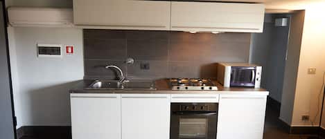 Réfrigérateur, four à micro-ondes, un four, surface de cuisson