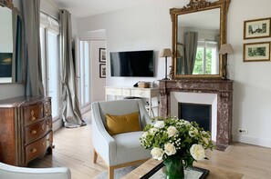 Télévision, cheminée