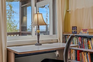Interior - Rooftop deck, view, hot tub, pets, wifi, EV charger, lake access, fire pit (Hedgesville)