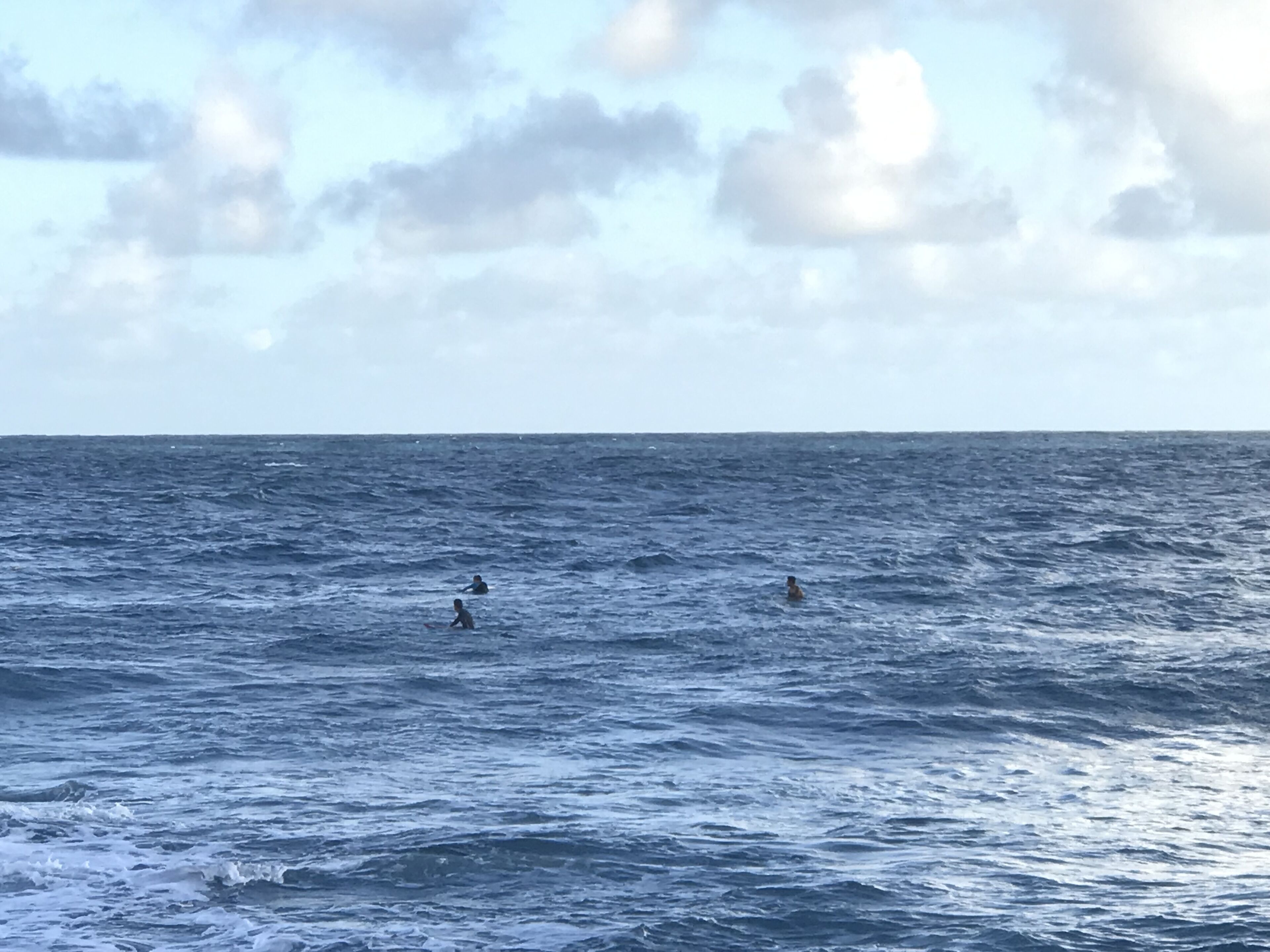 Een uitzicht op de oceaan met golven en een heldere lucht.