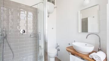 Suíte exclusiva, vista para o jardim | Banheiro | Chuveiro, secador de cabelo, roupões de banho, toalhas de banho