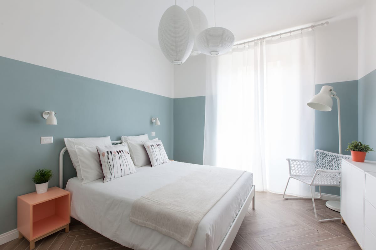 Chambre Double Confort, salle de bains commune, vue jardin