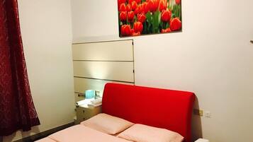 Doppia Standard, bagno condiviso | Ferro/asse da stiro, Wi-Fi gratuito