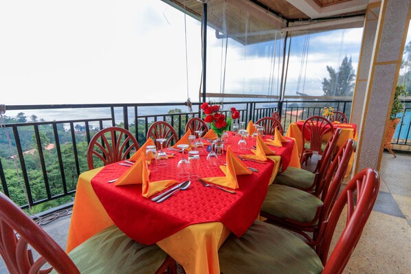 Der serveres morgenmad, frokost og lokale og internationale retter