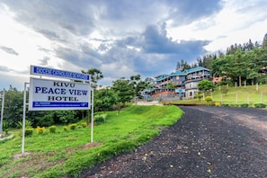 En skylt för det katolska stiftet Nyundo och hotellet Kivu Peace View.