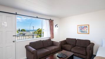 Apartamento, 1 habitación | Zona de estar | Televisión de pantalla plana de 32 pulgadas con canales por satélite