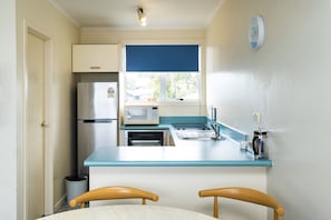 Appartement, plusieurs lits | Espace de travail pour ordinateur portable, fer et planche à repasser