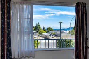 Twin Unit - Sleeps 3 | Laptop workspace, iron/ironing board, free cribs/infant beds, free WiFi