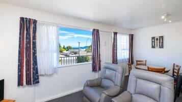 Apartamento, 1 habitación | Espacio para trabajar con un portátil y tabla de planchar con plancha