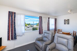 Laptop workspace, iron/ironing board, free cots/infant beds, free WiFi - Chevron Motel (Taupo)