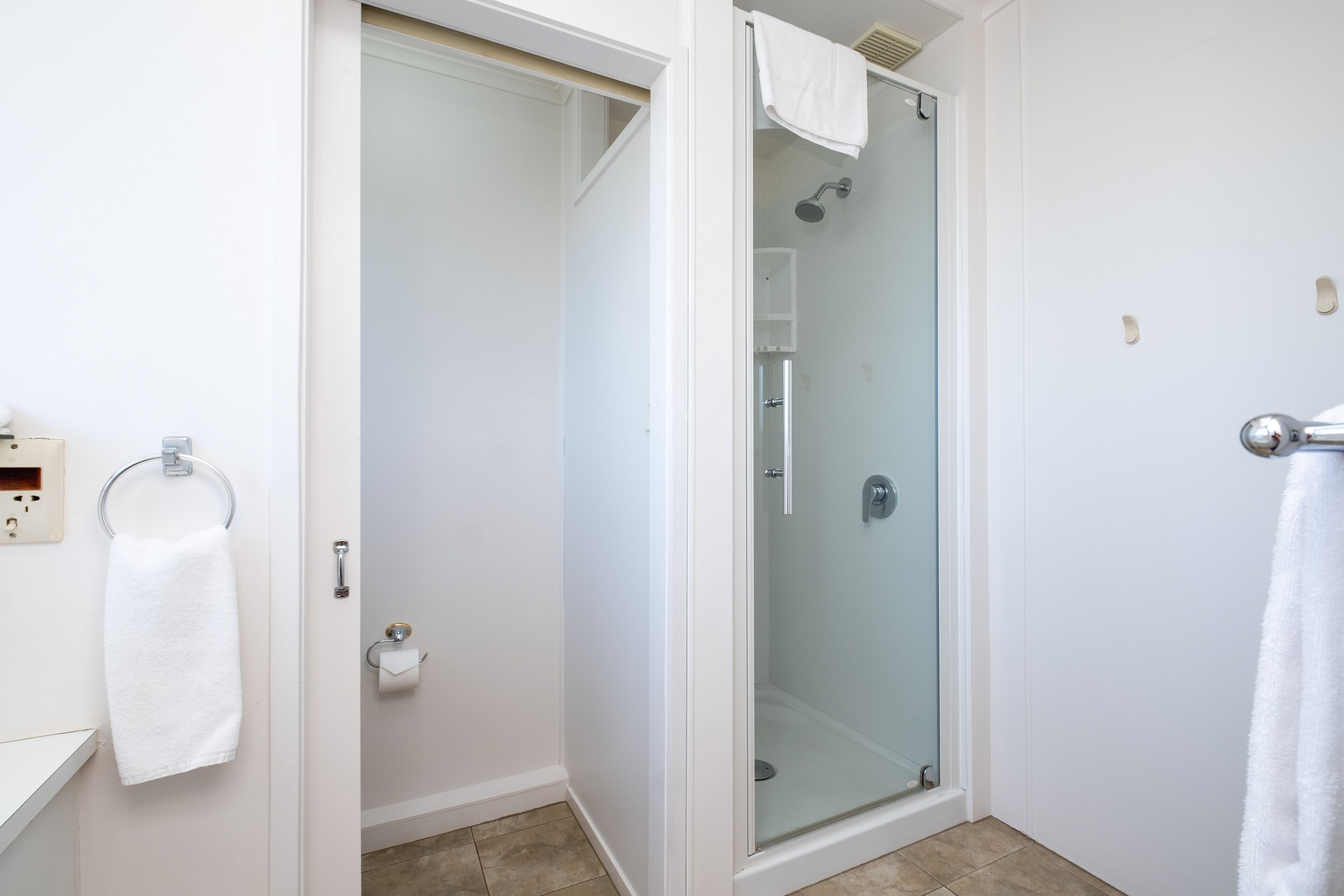 Twin Unit - Sleeps 3 | Bathroom | Shower, free toiletries, hair dryer, towels