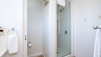 Twin Unit - Sleeps 3 | Bathroom | Shower, free toiletries, hair dryer, towels